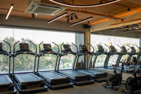 Fitness centre and gym in Defence Colony Delhi with modern equipment
