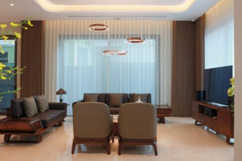 Ground floor flats in Defence Colony Delhi with lawn and parking